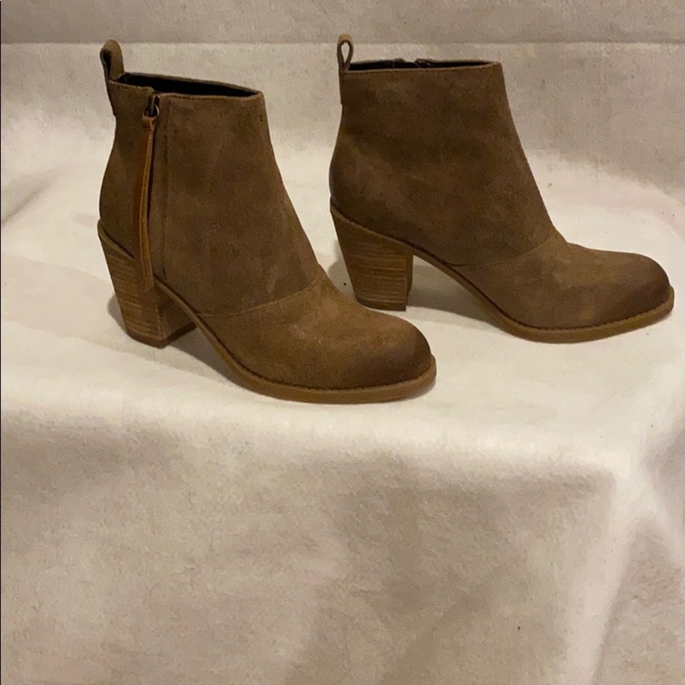 Dolce Vita green suede stacked heel booties Sz 7.5